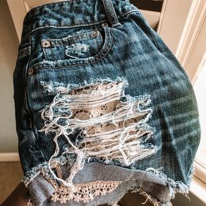 AMERICAN EAGLE DENIM LACE POCKET SHORTS